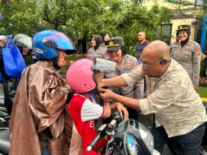 Awali Operasi Ketupat Semeru 2026, Polresta Sidoarjo Bagikan Takjil, Helm dan Stiker