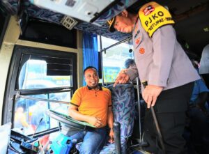 Tinjau Terminal Purabaya Jelang Mudik Lebaran, Kapolri Ingatkan Sopir Utamakan Keselamatan