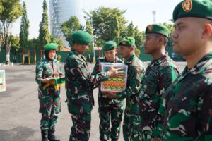 Danrem 084/BJ Serahkan Bingkisan Lebaran dan Pimpin Apel Pemberangkatan Cuti
