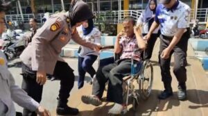Momen Humanis Polwan Polresta Sidoarjo Bantu Pemudik Disabilitas Naik Bus di Terminal Purabaya