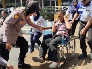 Momen Humanis Polwan Polresta Sidoarjo Bantu Pemudik Disabilitas Naik Bus di Terminal Purabaya