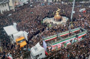 1.045 Tewas, Warga Iran Padati Jalan Ikuti Pemakaman Massal Korban Serangan AS–Israel