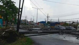 Hujan dan Angin Kencang Robohkan Tiang Listrik di Taman Sidoarjo, Lalin ke Surabaya Macet
