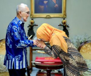 Jawa Timur Berduka, Khofifah Instruksikan Bendera Setengah Tiang Hormati Try Sutrisno