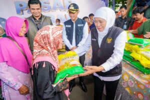 Pasar Murah Digelar di Tuban, Khofifah Pastikan Stok Bahan Pokok Aman Jelang Lebaran