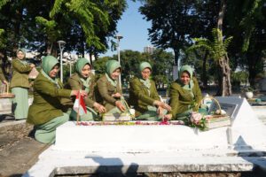 Ketua Persit KCK Koorcab Rem 084/BJ Bersama Pengurus Ikuti Ziarah di TMP
