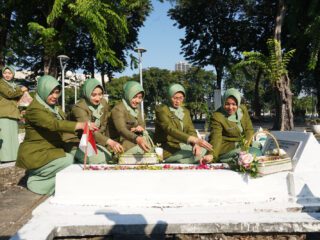 Ketua Persit KCK Koorcab Rem 084/BJ Bersama Pengurus Ikuti Ziarah di TMP