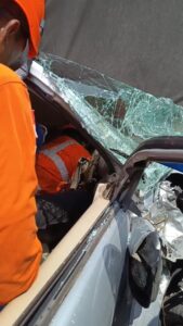 Di Tengah Mobil Ringsek, Tim SAR Berjuang Selamatkan Nenek Lansia dari Jepitan Bodi