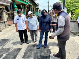 Cek Perbaikan Jalan, Wabup Sidoarjo Soroti Aspal Tipis dan Saluran Air Tertutup