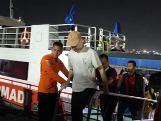 Evakuasi ABK Asal China di Perairan Karang Jamuang, Tim SAR Bergerak Cepat di Tengah Malam