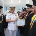 UHT Kukuhkan 591 Wisudawan, Wakasal Hadir Beri Dukungan Penguatan SDM Maritim