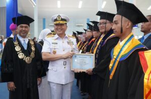 UHT Kukuhkan 591 Wisudawan, Wakasal Hadir Beri Dukungan Penguatan SDM Maritim