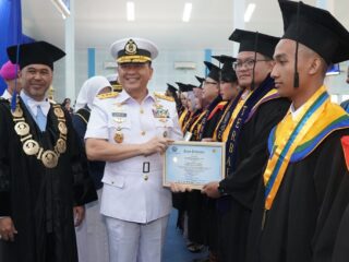 UHT Kukuhkan 591 Wisudawan, Wakasal Hadir Beri Dukungan Penguatan SDM Maritim