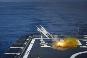 Unsur KRI Koarmada II Tunjukkan Kekuatan Tempur pada Puncak Latihan Operasi Laut Gabungan TA. 2026