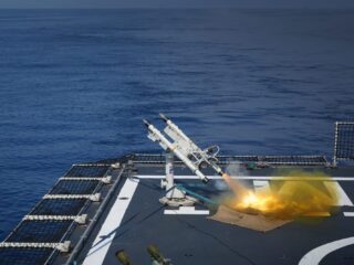 Unsur KRI Koarmada II Tunjukkan Kekuatan Tempur pada Puncak Latihan Operasi Laut Gabungan TA. 2026