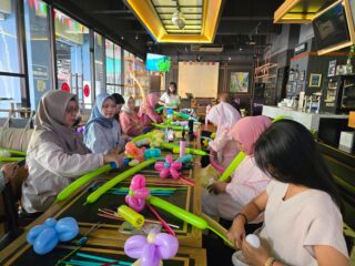 Workshop Buket Balon di ARTOTEL Hayam Wuruk Surabaya Meriah, Peserta Antusias Bereksplorasi