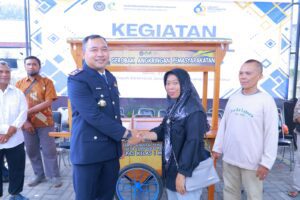 Kalapas Sidoarjo Serahkan Gerobak Usaha untuk Keluarga Warga Binaan, Dorong Kemandirian Ekonomi