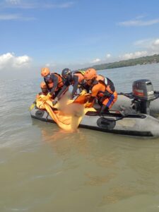 Tim SAR Gabungan Temukan Pemancing Tenggelam di Selat Madura