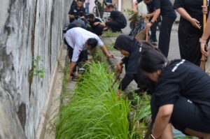 Aksi Hijau Hotel Neo+ Waru: Bersih Lingkungan dan Bagi Tempat Sampah