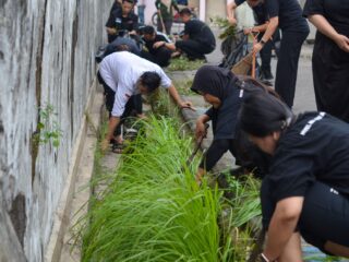 Aksi Hijau Hotel Neo+ Waru: Bersih Lingkungan dan Bagi Tempat Sampah