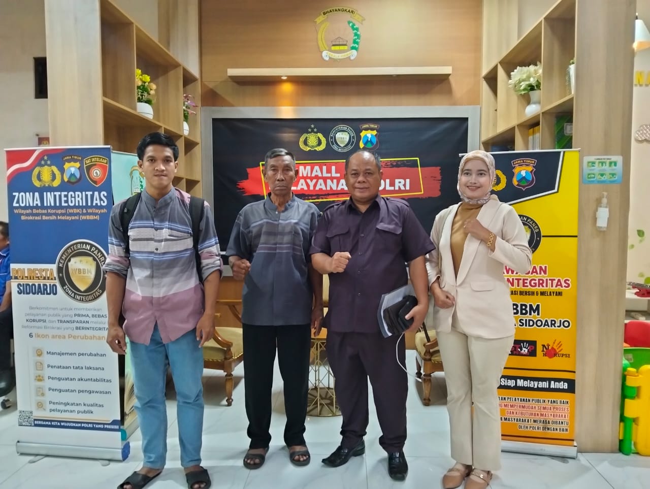 Sutomo (dua dari kiri) disampingi sang putra bersama widodo (dua dari kanan) Ketua LBH Brawijaya Majapahit Nusantara bersama staff usai membuat laporan di Polres Sidoarjo. Doc : Siska Prestiwati