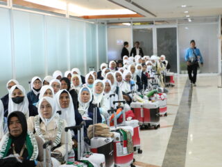 Kloter Pertama Jemaah Haji Embarkasi Surabaya Terbang dari Bandara Juanda
