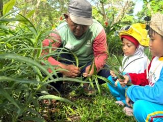 Aksi Nyata Siswa TK Al Muslim Sidoarjo Rayakan Hari Bumi dengan Belajar di Alam Terbuka