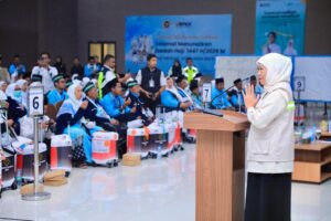Gubernur Khofifah Lepas Kloter Pertama Jemaah Haji Embarkasi Surabaya, Ingatkan Jaga Kesehatan di Cuaca Ekstrem