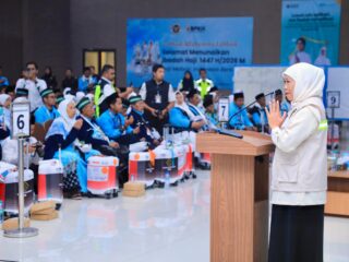 Gubernur Khofifah Lepas Kloter Pertama Jemaah Haji Embarkasi Surabaya, Ingatkan Jaga Kesehatan di Cuaca Ekstrem