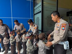 Seru! Anak-anak TK Diajak Keliling Polresta Sidoarjo Belajar Rambu Lalu Lintas