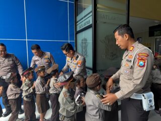 Seru! Anak-anak TK Diajak Keliling Polresta Sidoarjo Belajar Rambu Lalu Lintas