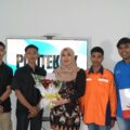 Penuh Kehangatan, Mahasiswa KIP Polteksi Hadiahi Politisi Muda Ning Lia Buket Mawar