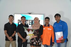 Penuh Kehangatan, Mahasiswa KIP Polteksi Hadiahi Politisi Muda Ning Lia Buket Mawar