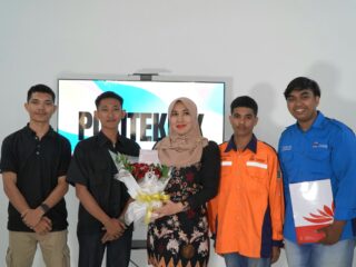Penuh Kehangatan, Mahasiswa KIP Polteksi Hadiahi Politisi Muda Ning Lia Buket Mawar