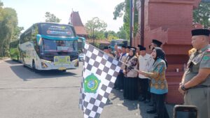 1.239 CJH Sidoarjo Diberangkatkan, Wabup Mimik Berpesan: Jaga Kesehatan dan Doakan Daerah