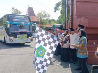 1.239 CJH Sidoarjo Diberangkatkan, Wabup Mimik Berpesan: Jaga Kesehatan dan Doakan Daerah