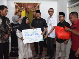 Pemkab Sidoarjo Serahkan Santunan ke Keluarga Korban Kecelakaan dan Kades Buncitan