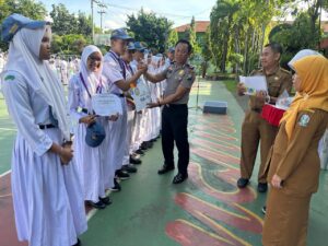 Jadi Irup di SMAN 1, Kapolsek Buduran Tekankan Disiplin & Etika Bermedsos