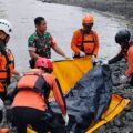 Tim SAR Gabungan Temukan Isnaini Setelah Tiga Hari Pencarian di Sungai Brantas