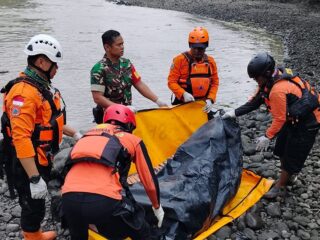Tim SAR Gabungan Temukan Isnaini Setelah Tiga Hari Pencarian di Sungai Brantas