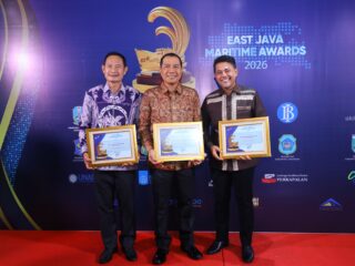 Pangkoarmada II Terima East Java Maritime Awards 2026