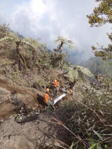 Terperosok 375 Meter di Semeru, Cakra Dievakuasi SAR.