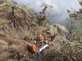 Terperosok 375 Meter di Semeru, Cakra Dievakuasi SAR.