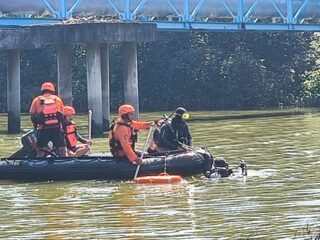 SAR Sisir Kali Lamong Cari Pemancing Tenggelam, Hasil Masih Nihil