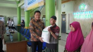 181 Ribu Warga Sidoarjo Mulai Terima Bantuan Beras dan Minyak Goreng