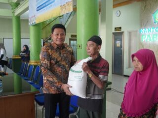 181 Ribu Warga Sidoarjo Mulai Terima Bantuan Beras dan Minyak Goreng