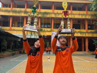 Moncer! Siswa SMP Sepuluh Nopember Sidoarjo Sabet Juara Takraw-Panjat Tebing