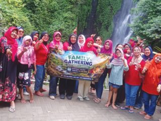 Family Gathering ke Puthuk Truno, Cara Bank Sampah Anggrek Sukodono Jaga Kekompakan Anggota
