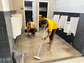 Jelang Hari Bhayangkara, Polresta Sidoarjo Bersihkan Masjid hingga Klenteng
