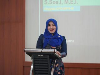 Ning Lia di Umsida: Gen Z Jangan Cuma Baper, Harus Ikut Main di Politik